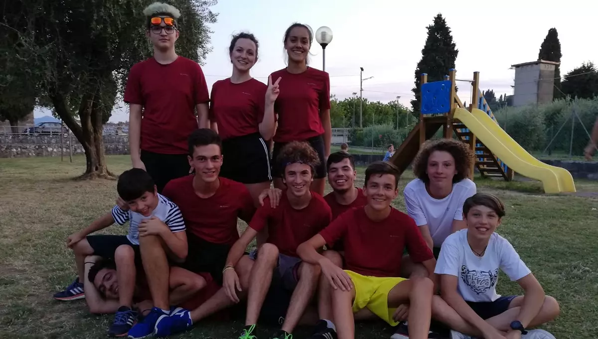 Foto di gruppo degli animatori con ragazzi